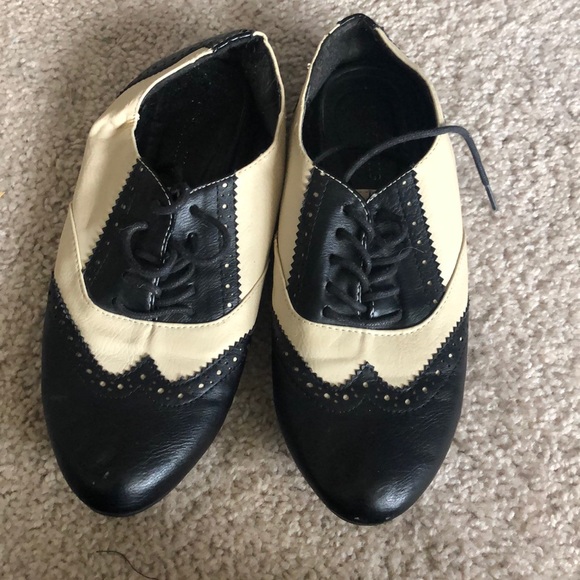 Black and white lace up flats - Picture 1 of 2